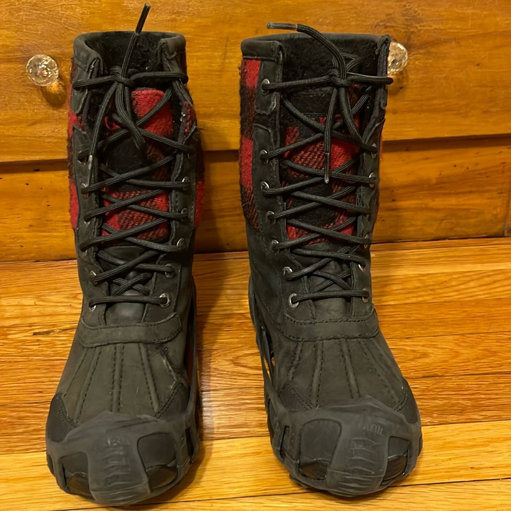 UGG Butte Redwood Boots Black Red Plaid Style # 1019681 - Men's Size 8